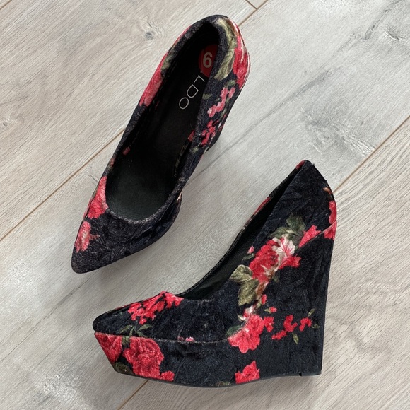 New ALDO platform velvet floral wedge shoes - Picture 5 of 7